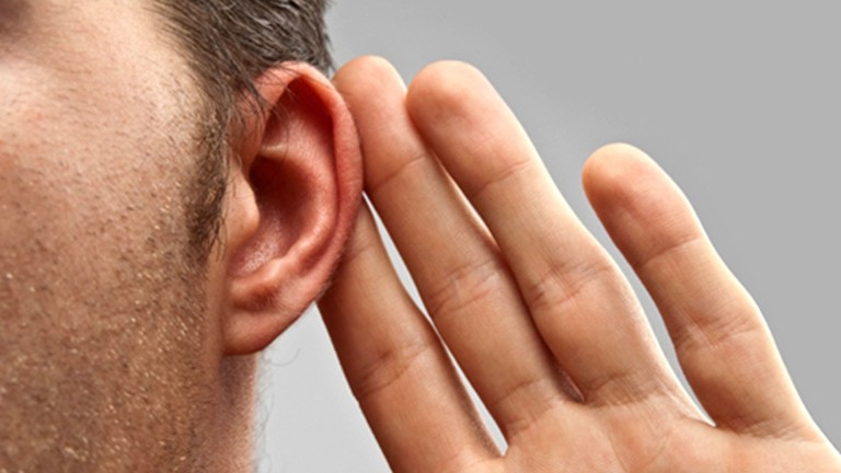 Aparelhos auditivos podem ajudar pessoas surdas a viver mais, diz estudo